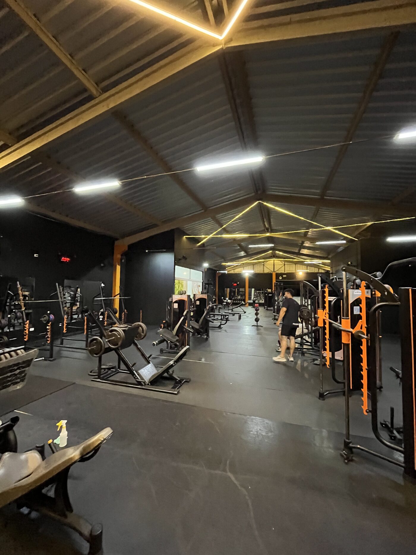 Salão de musculação da Top Mais Saúde com racks e máquinas