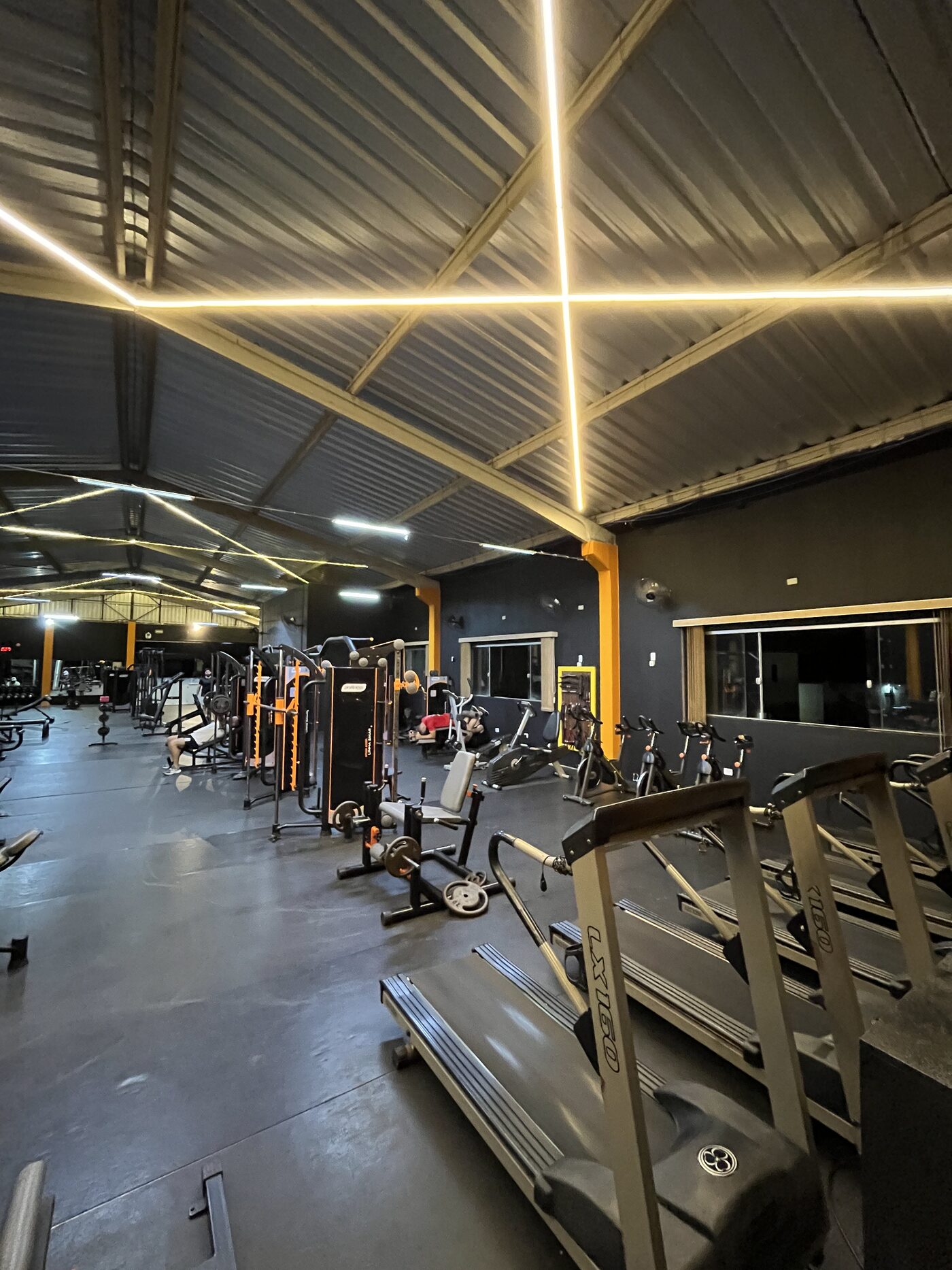 Área de cardio com esteiras e bikes na Top Mais Saúde