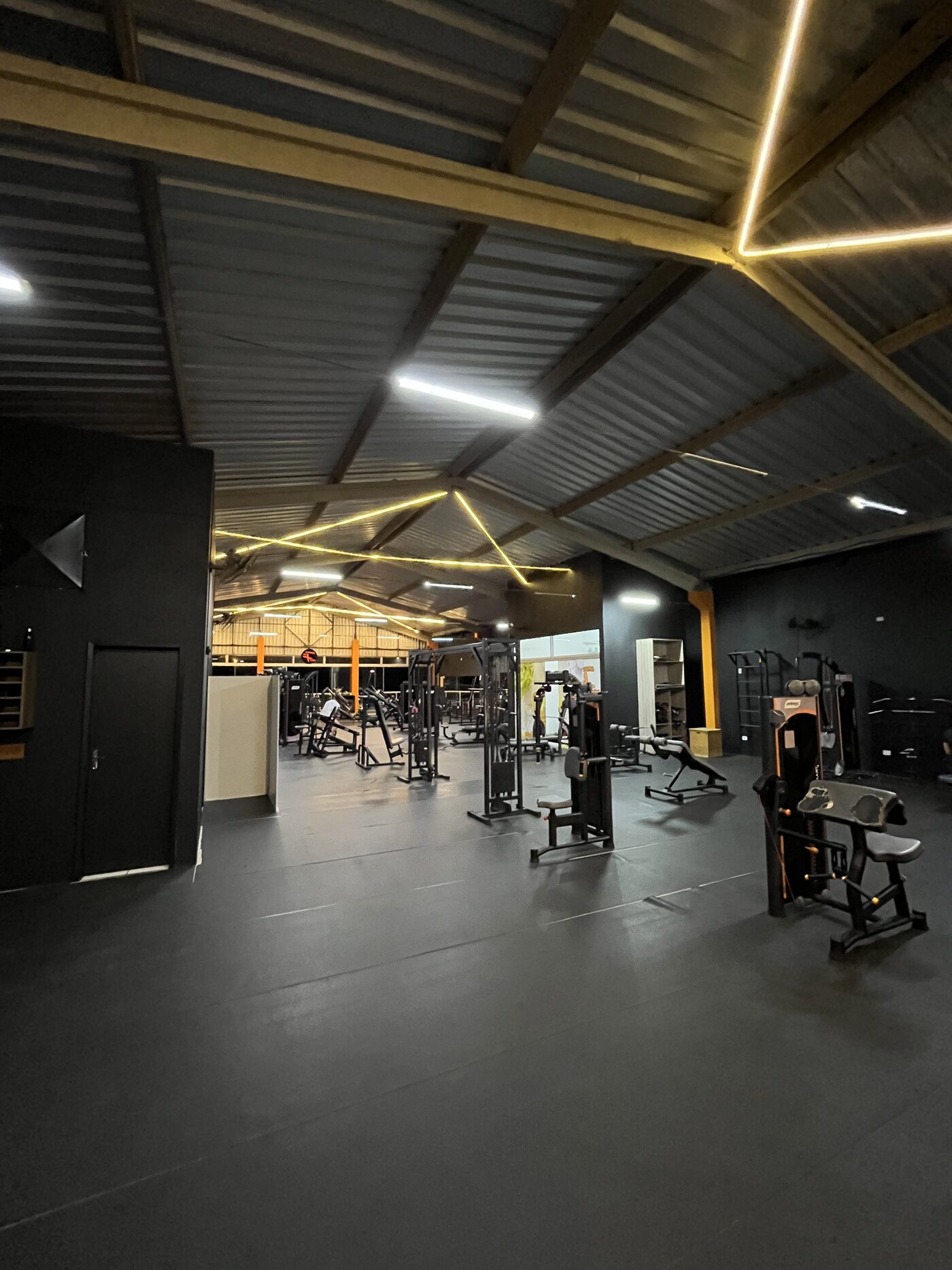 Ambiente amplo de treino da Top Mais Saúde em Tomazina